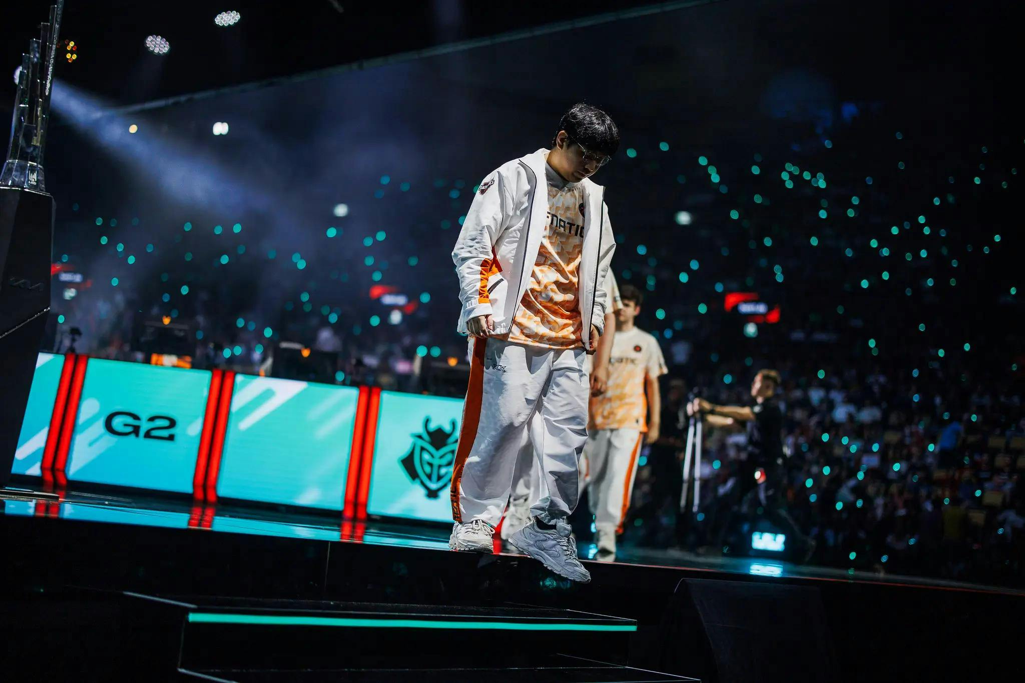 Noah walks off the stage after a defeat. Credit: Steph Lindgren/Riot Games