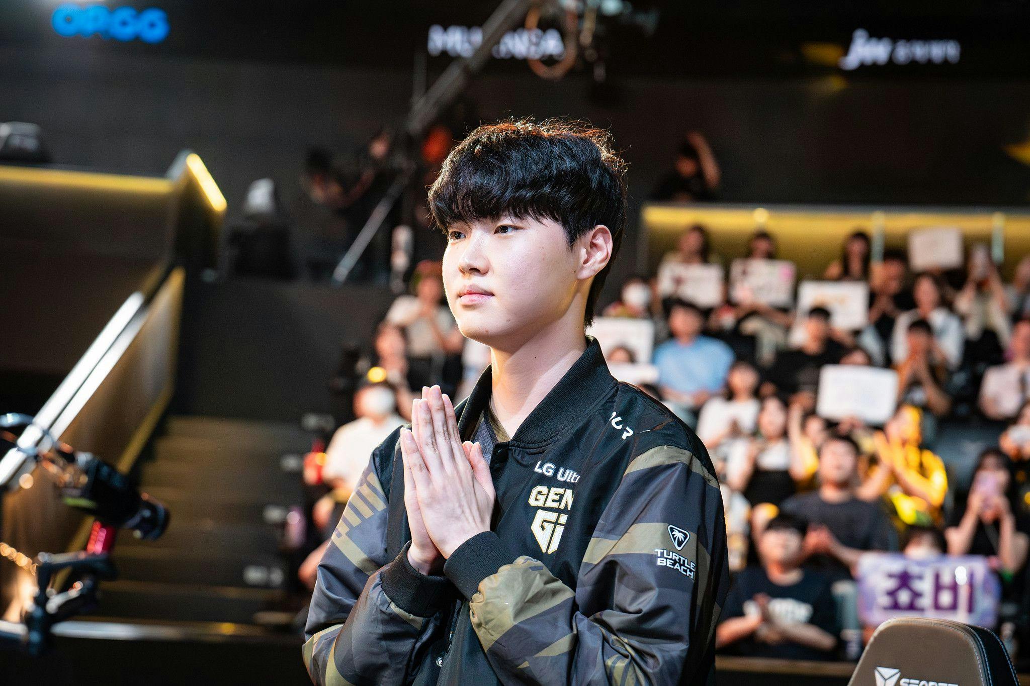 Chovy poses after a victory in the LCK Summer Season