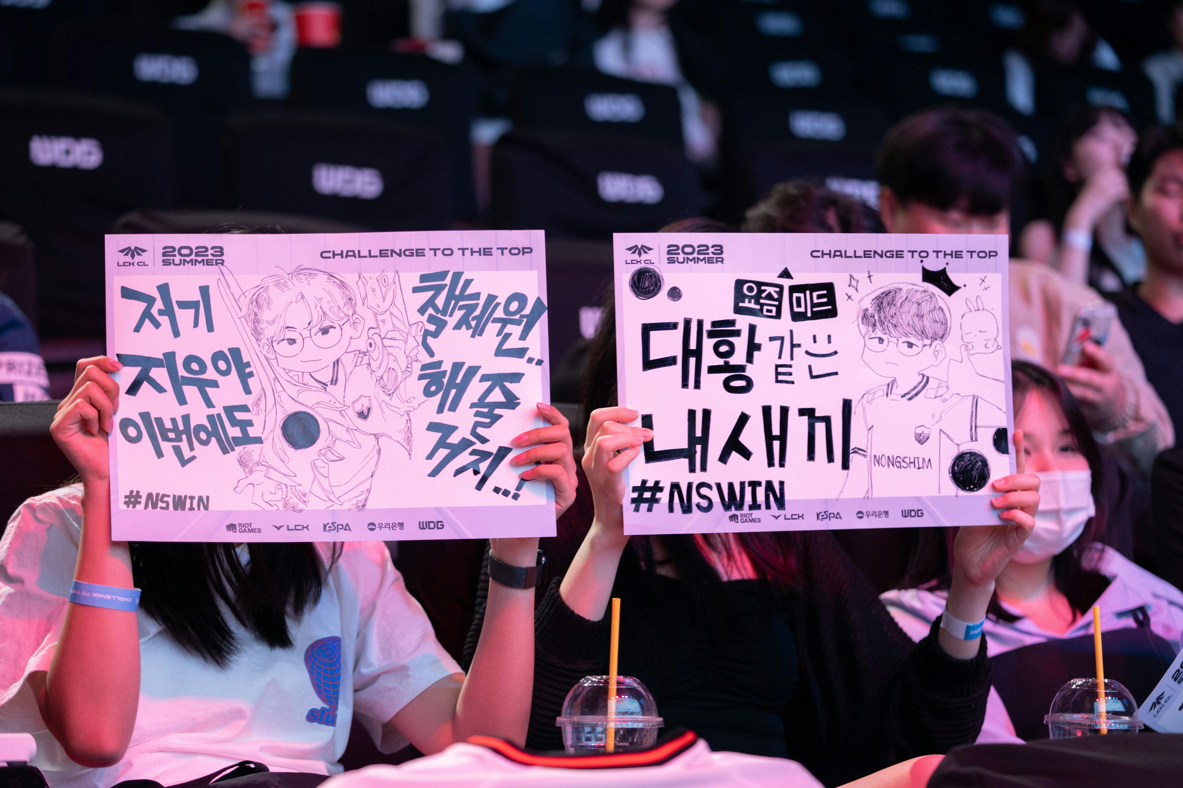 Nongshim Fans with signs