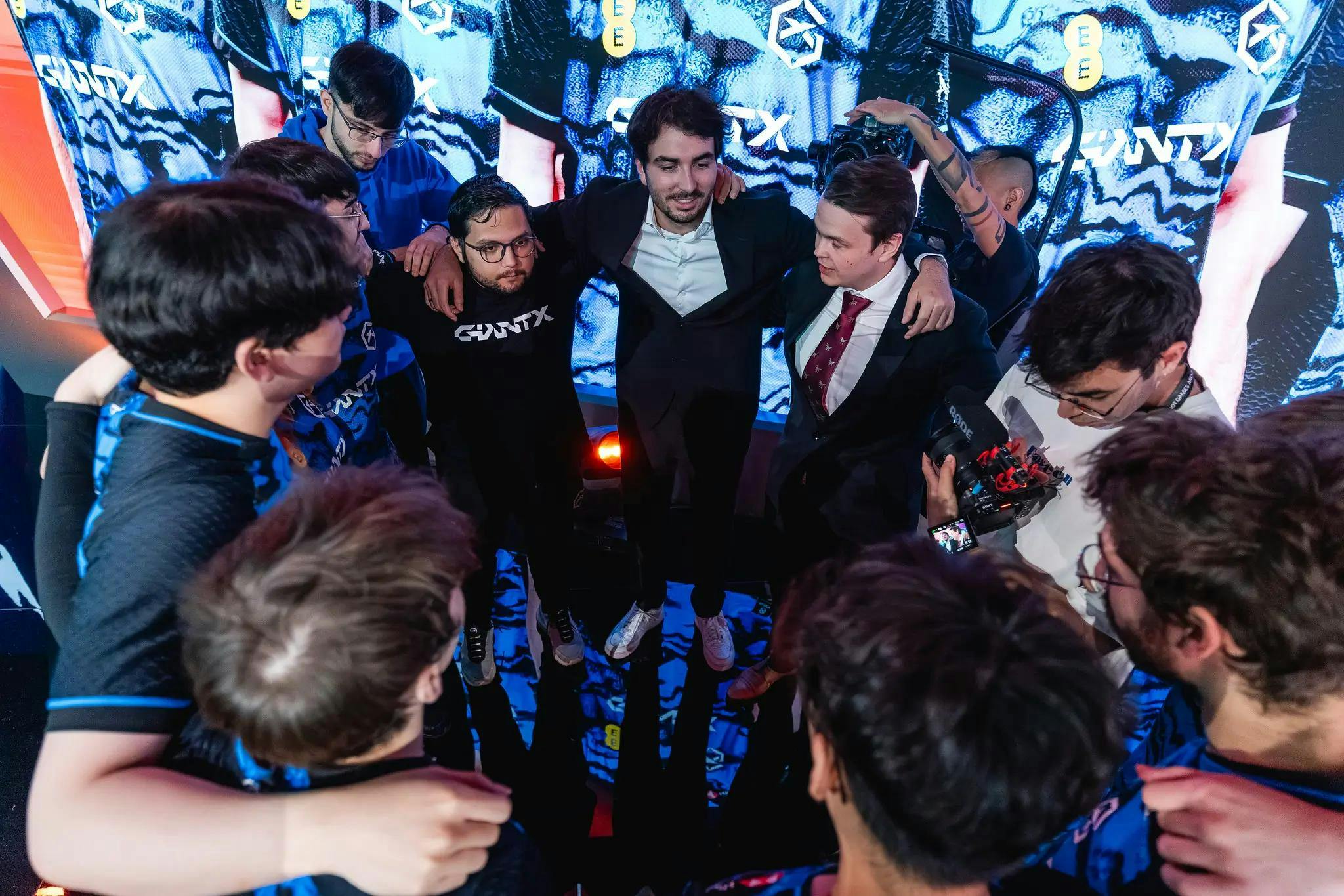 Nicolas in a team huddle with the rest of GX's staff and players. Credit: Wojciech Wandzel/Riot Games