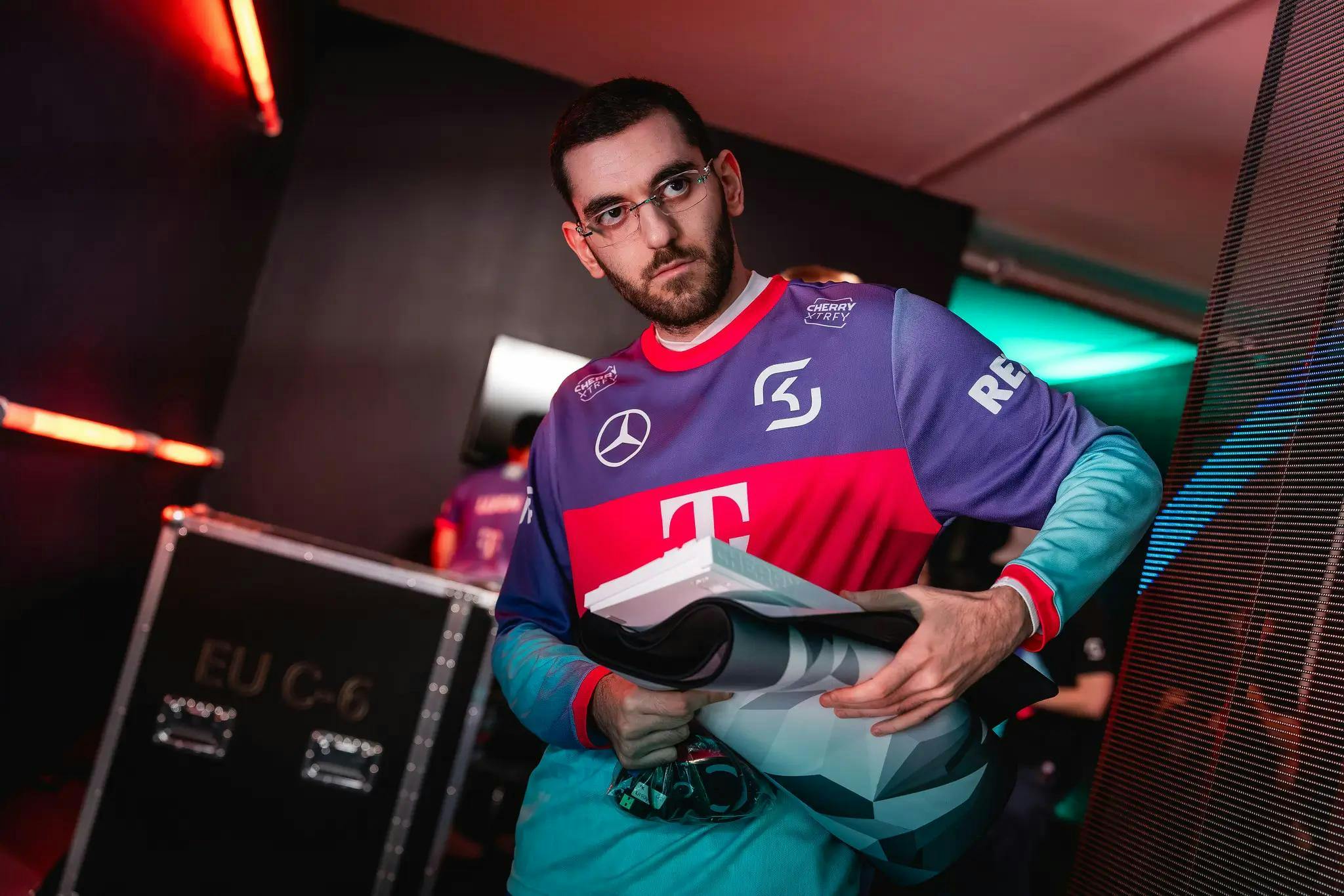 Nisqy preparing to get on stage for the LEC. Credit: Wojciech Wandzel/Riot Games