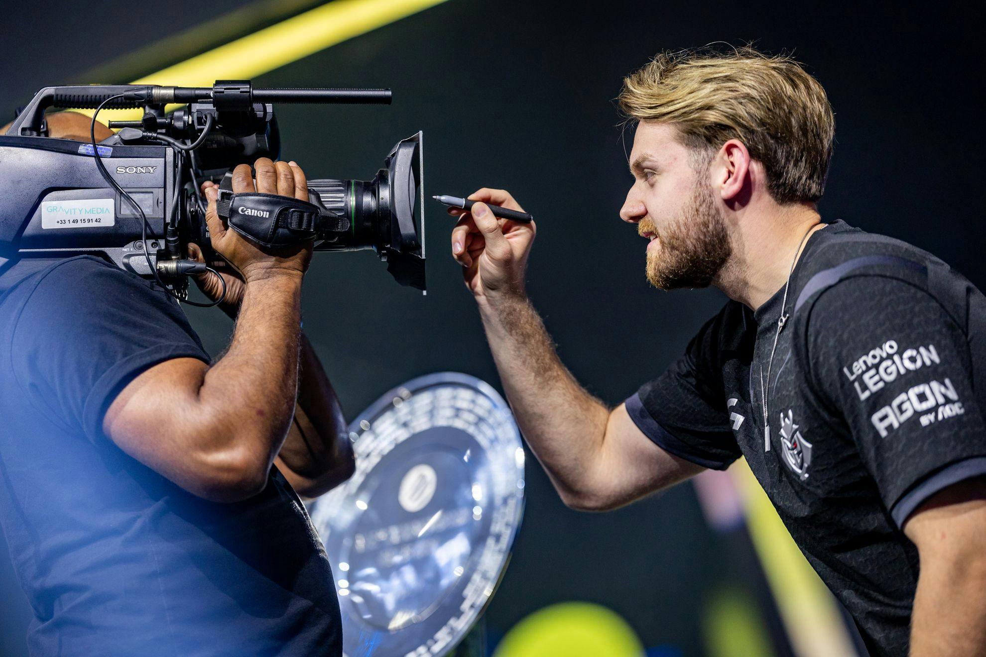 NiKo before winning the IEM Dallas 2024 trophy (Credit: Stephanie Lindgren/ESL)