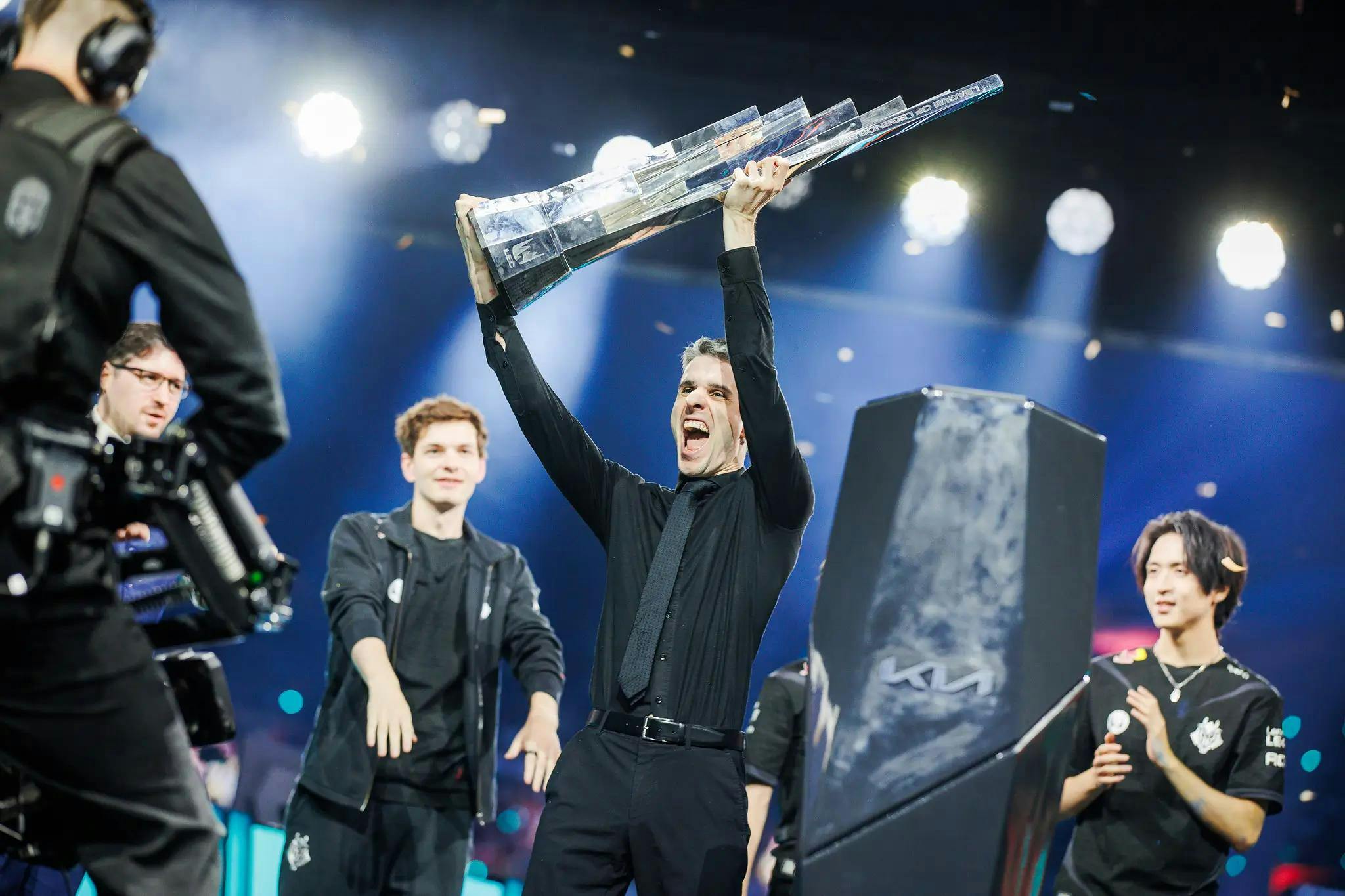 Dylan Falco lifting the 2024 LEC Season Finals Trophy. Credit: Steph Lindgren/Riot Games